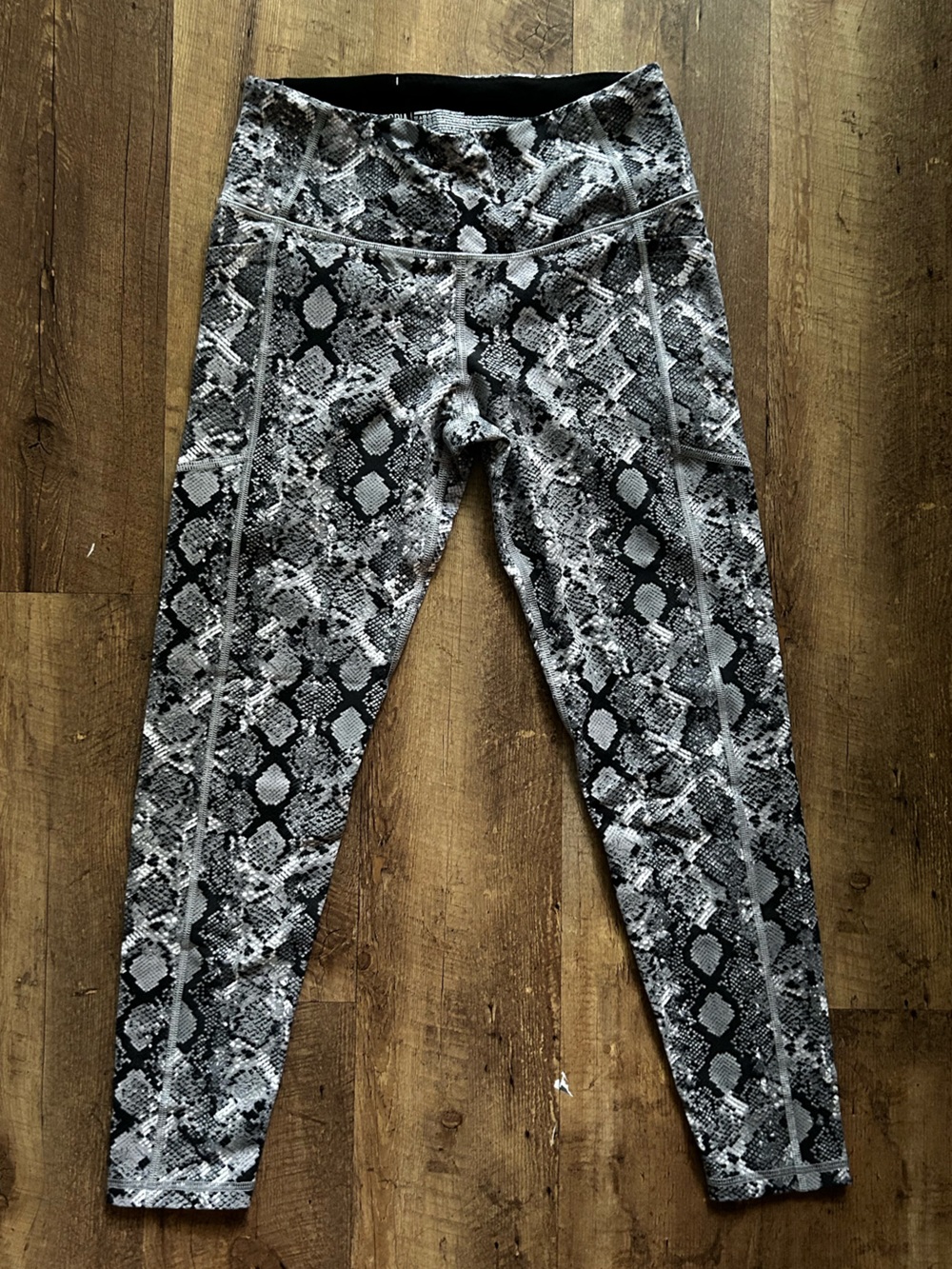 Victoria Sport Snake-Print Active Leggings with pockets- Black & Gray size M
